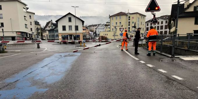Am Auto und an der Bahnschranke entstand Sachschaden von mehreren Tausend Franken. Kantonspolizei St. Gallen