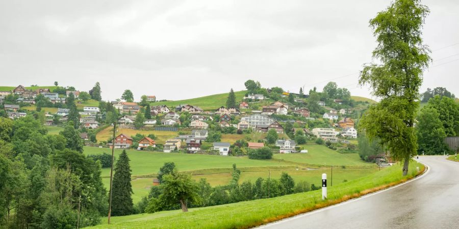 Einfahrtsstrasse in Oberhelfenschwil.