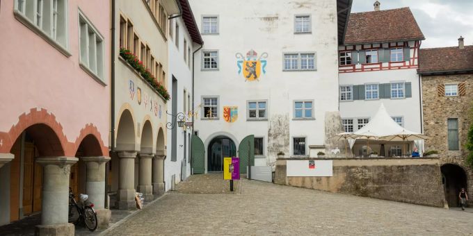 Der Dorfbrunnen auf dem Hofplatz in Wil (SG). Der Dorfbrunnen auf dem Hofplatz in Wil (SG).