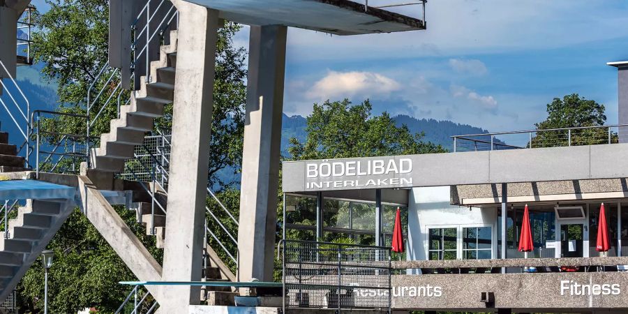 Das Freiluft- und Hallenbad Bödelibad in Interlaken.
