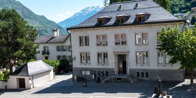 Das Rathaus von Visp am St. Martiniplatz, in dem ein Teil der Gemeindeverwaltung untergebracht ist. Das Rathaus von Visp am St. Martiniplatz, in dem ein Teil der Gemeindeverwaltung untergebracht ist.