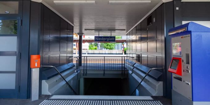 Der Bahnhof der Gemeinde Niederglatt. - Kanton Zürich Der Bahnhof der Gemeinde Niederglatt. - Kanton Zürich