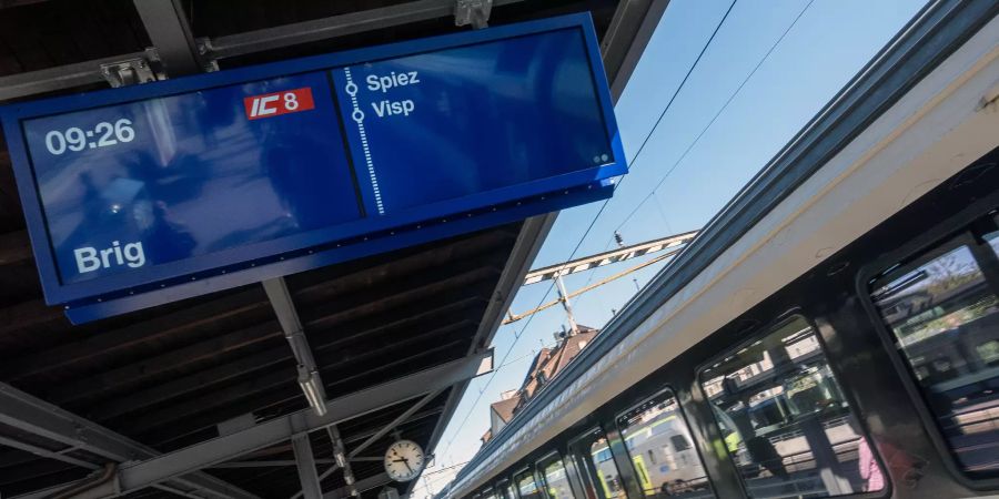 IC8 nach Brig im Bahnhof Thun.