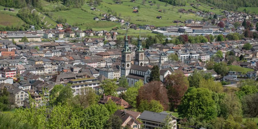 Ortsübersicht der Stadt Glarus mit Blick auf die Stadtkirche Glarus am Standort Bergli.