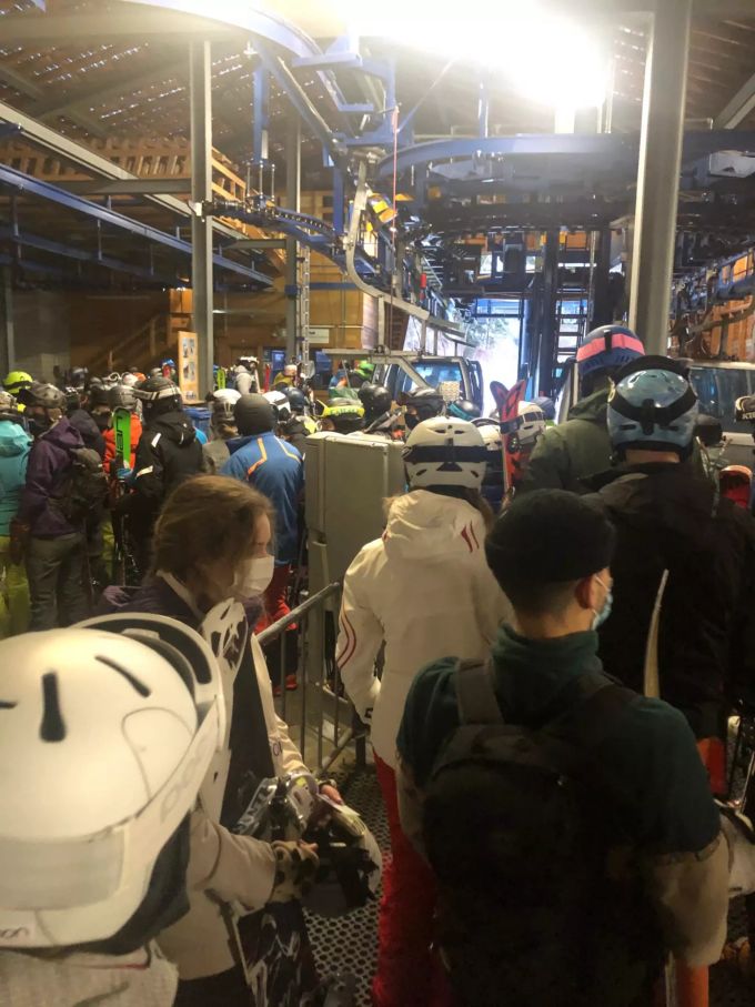 Zahlreiche Ski-Begeisterte warten an Silvester heute Freitag an der Talstation Silleren in Adelboden BE auf den Skilift. Silvester