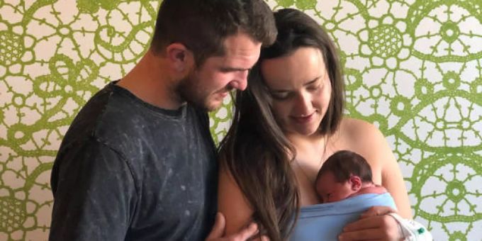 Die stolzen Eltern mit der neugeborenen Tochter Lena Anna.