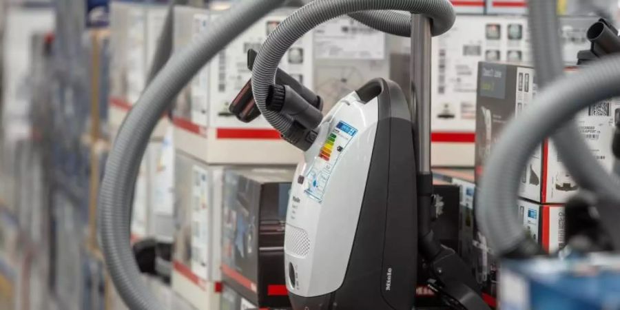 Staubsauer in einem Elektromarkt. Foto: Armin Weigel/dpa