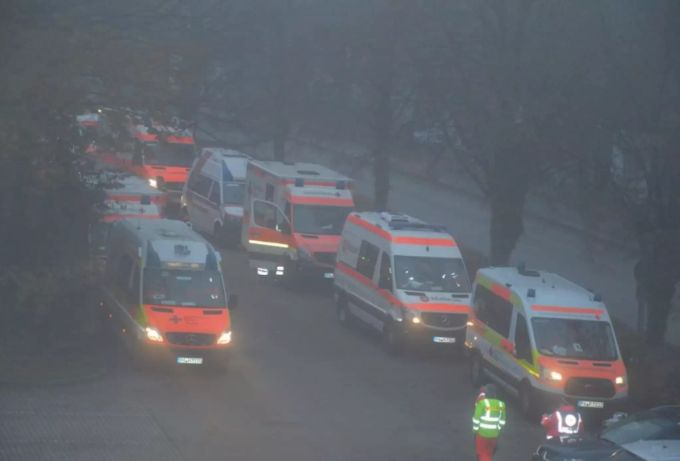 Die Patienten wurden in 19 Fahrzeugen transportiert. Coronavirus
