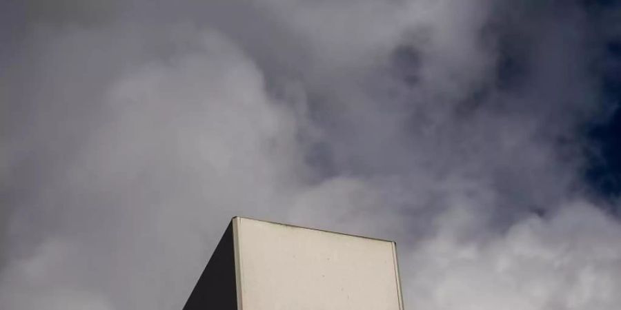 Wolken ziehen über ein Schild der Agentur für Arbeit und dem Berlin-Lichtenberg. (Archivbild). Foto: Carsten Koall/dpa