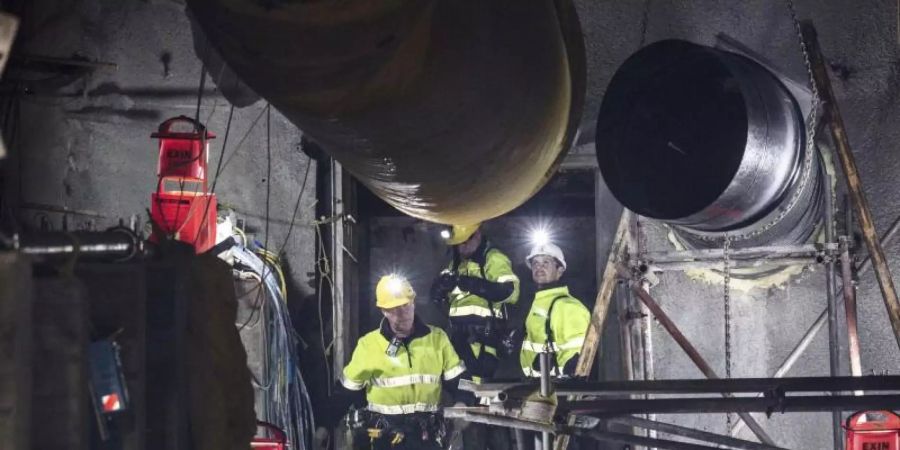 Arbeiter öffnen 2019 die erste der beiden Schleusentüren in der Pike River Mine. Elf Jahre nach einem schweren Minenunglück in Neuseeland mit 29 Toten haben die Behörden die sterblichen Überreste von mindestens zwei der Opfer entdeckt. Foto: Neil Silverwood/Pike River Recovery Agency/dpa