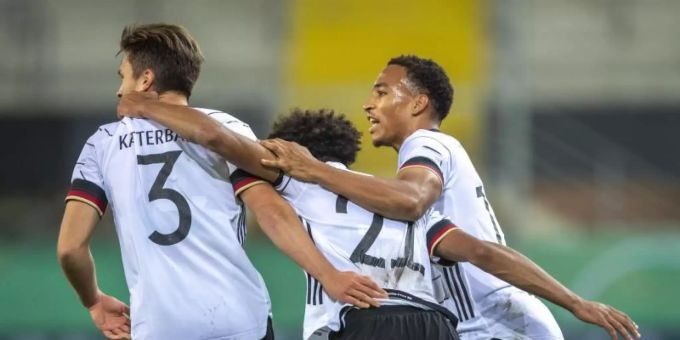 Wollen auch in Ungarn Grund zum Jubel haben: Noah Katterbach (l-r), Kevin Schade und Malik Tillman. Foto: David Inderlied/dpa Wollen auch in Ungarn Grund zum Jubel haben: Noah Katterbach (l-r), Kevin Schade und Malik Tillman. Foto: David Inderlied/dpa