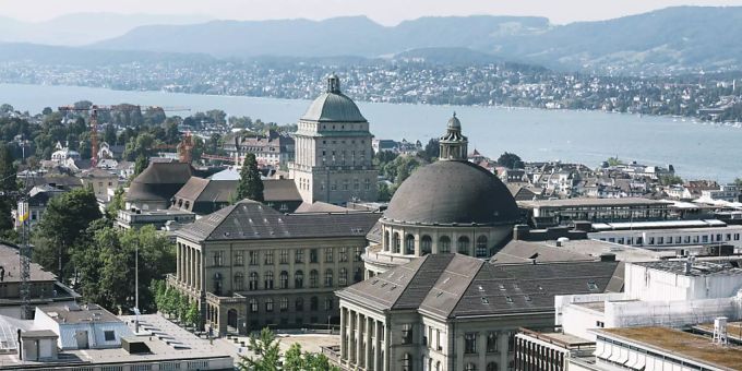 Die Universität Zürich (links) und die ETH (rechts, beide mit Kuppel, Archivbild) ETH Zürich