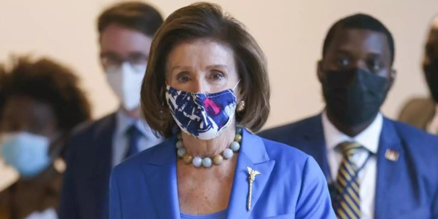 Nancy Pelosi (M), Sprecherin des US-Repräsentantenhauses, kommt zu einer Sitzung im Kapitol. Foto: J. Scott Applewhite/AP/dpa
