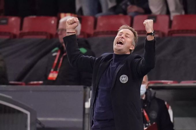 Trainer Kasper Hjulmand jubelt, nachdem sich Dänemark vorzeitig für die WM 2022 qualifiziert hat. WM 2022