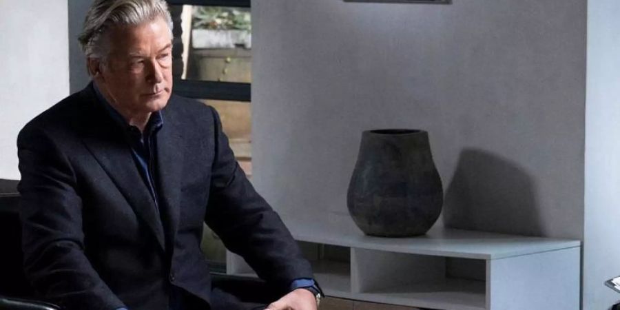Alec Baldwin (l.) während des Interviews. Foto: Jeffrey Neira/ABC News/AP/dpa