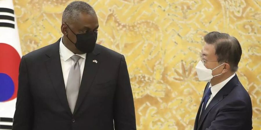 Der südkoreanische Präsident Moon Jae-in (r.) und US-Verteidigungsminister Lloyd Austin. Foto: Ahn Jung-Hwan/Yonhap/dpa