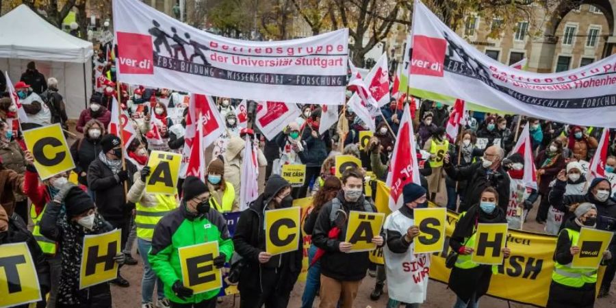 Zahlreiche Menschen nehmen an einer Verdi-Kundgebung in Stuttgart teil. Foto: Christoph Schmidt/dpa