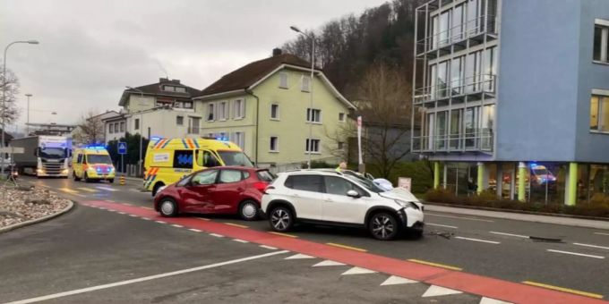 Beide Autolenker wurden in ein Spital gebracht. Unfall