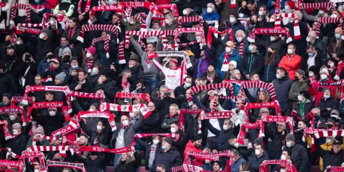 Fans des 1. FC Köln halten Fanschals in die Luft. Foto: Marius Becker/dpa Fans des 1. FC Köln halten Fanschals in die Luft. Foto: Marius Becker/dpa