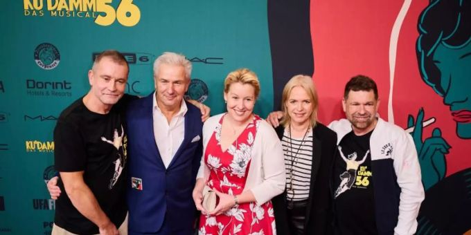 Produzent Ulf Leo Sommer (l-r), Klaus Wowereit, ehemaliger Bürgermeister von Berlin, Franziska Giffey, zukünftige Bürgermeisterin von Berlin, Drehbuchautorin Annette Hess und Musiker Peter Plate. Foto: Annette Riedl/dpa Produzent Ulf Leo Sommer (l-r), Klaus Wowereit, ehemaliger Bürgermeister von Berlin, Franziska Giffey, zukünftige Bürgermeisterin von Berlin, Drehbuchautorin Annette Hess und Musiker Peter Plate. Foto: Annette Riedl/dpa