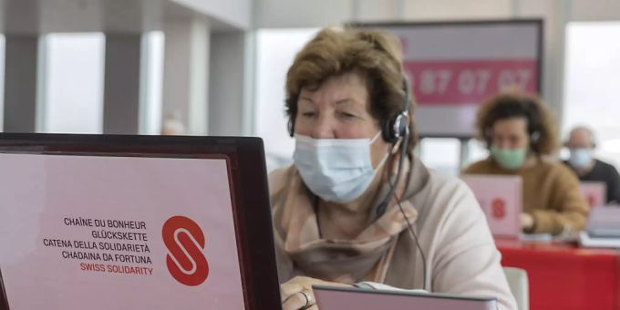 Eine Freiwillige nimmt in Genf bei der Glückskette Spendentelefone entgegen. Eine Freiwillige nimmt in Genf bei der Glückskette Spendentelefone entgegen.