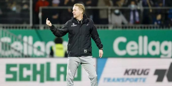 St. Paulis Trainer Timo Schultz unterlag mit seinem Team bei Holstein Kiel mit 0:3. Foto: Frank Molter/dpa St. Paulis Trainer Timo Schultz unterlag mit seinem Team bei Holstein Kiel mit 0:3. Foto: Frank Molter/dpa