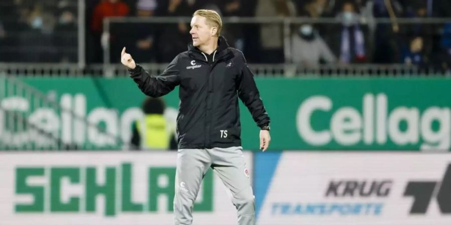 St. Paulis Trainer Timo Schultz unterlag mit seinem Team bei Holstein Kiel mit 0:3. Foto: Frank Molter/dpa