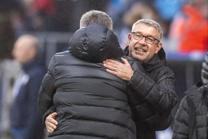 Trainer Thomas Reis (l) begrüsst Berlins Trainer Urs Fischer. VfL Bochum Union Berlin