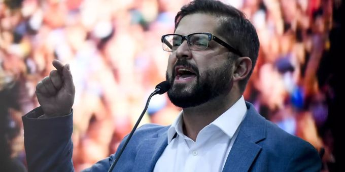 Gabriel Boric ist mit 35 Jahren zum neuen Präsidenten Chiles gewählt worden. Foto: Matias Delacroix/AP/dpa Gabriel Boric ist mit 35 Jahren zum neuen Präsidenten Chiles gewählt worden. Foto: Matias Delacroix/AP/dpa
