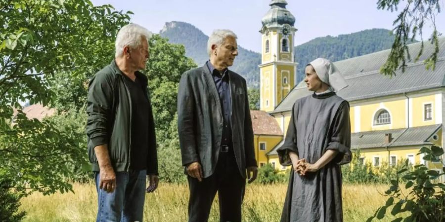 Ivo Batic (Miroslav Nemec, l-r) und Franz Leitmayr (Udo Wachveitl) verhören Schwester Antonia (Maresi Riegner). Foto: Hendrik Heiden/BR/Roxy Film GmbH/dpa