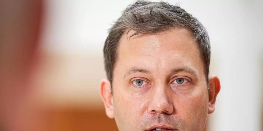 Lars Klingbeil ist optimistisch, dass der Koalitionsvertrag mit Grünen und FDP bald abgesegnet wird. Foto: Michael Kappeler/dpa