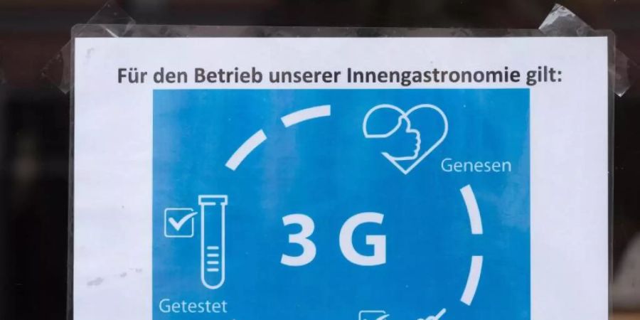 Während NRW weiterhin auf die 3G-Regel setzt, wollen andere Bundesländer für öffentliche Innenräume nun 2G einführen. Foto: Sebastian Kahnert/dpa-Zentralbild/dpa