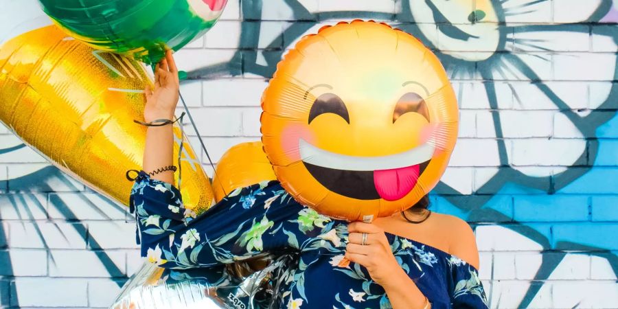 Frau mit Smiley Ballon