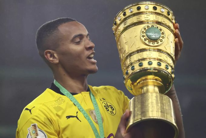 In der letzten Saison gewann Manuel Akanji den DFB-Pokal. Geht er noch länger in Dortmund auf Trophäenjagd? Manuel Akanji