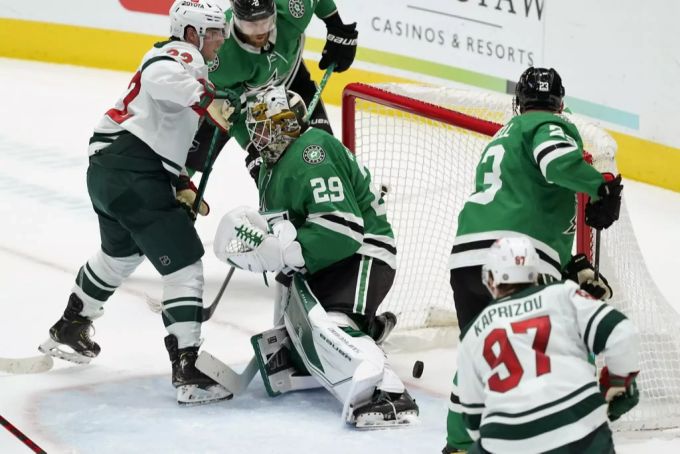 Kevin Fiala (l.) trifft im Spiel gegen die Dallas Stars. Kevin Fiala