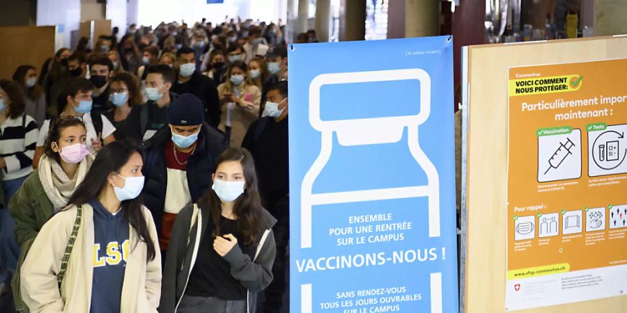 Ein Plakat an der Universität Lausanne wirbt für die Covid-Impfung. (Archivbild)
