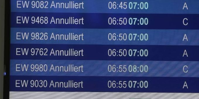 Die Infotafel im Flughafen zeigt annullierte Eurowings Flüge, nachdem die Fluggesellschaft von einem Warnstreik des Kabinenpersonals betroffen ist. Foto: David Young/dpa