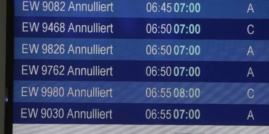 Die Infotafel im Flughafen zeigt annullierte Eurowings Flüge, nachdem die Fluggesellschaft von einem Warnstreik des Kabinenpersonals betroffen ist. Foto: David Young/dpa
