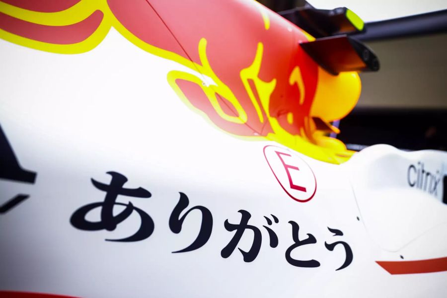 Red Bull bedankt sich bei Honda mit einer Spezial-Lackierung.