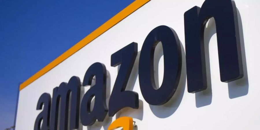 Nach Lebensmitteln bietet der Internetriese Amazon erstmals auch Gemischtwaren in einem stationären Geschäft in Europa an. Foto: Michel Spingler/AP/dpa