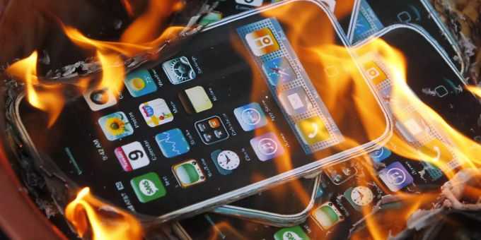 Ein Bild von einem iPhone wird verbrannt. iPhone