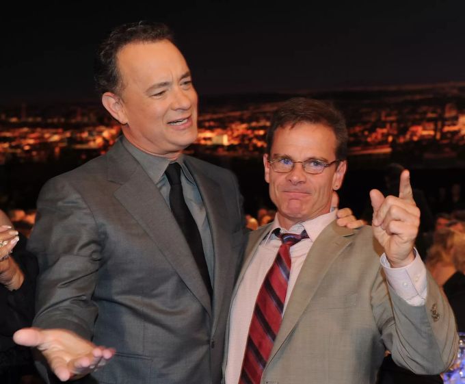 Peter Scolari stand in seiner Karriere mehrere Male mit Tom Hanks vor der Kamera. Peter Scolari Tom Hanks