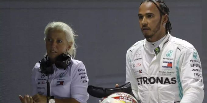 Lewis Hamilton (r) arbeitet seit 2016 mit der Neuseeländerin Angela Cullen zusammen. Foto: Vincent Thian/AP/dpa Lewis Hamilton (r) arbeitet seit 2016 mit der Neuseeländerin Angela Cullen zusammen. Foto: Vincent Thian/AP/dpa