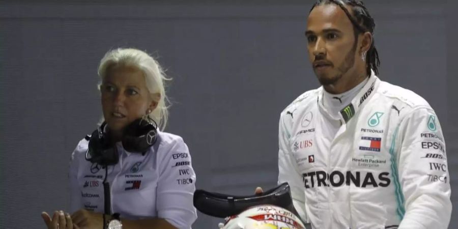 Lewis Hamilton (r) arbeitet seit 2016 mit der Neuseeländerin Angela Cullen zusammen. Foto: Vincent Thian/AP/dpa