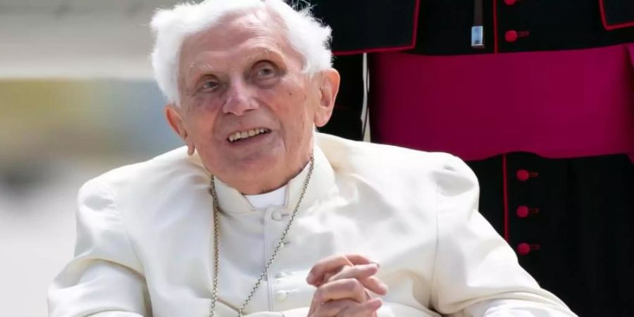 In einem Kondolenzschreiben für einen Freund hatte Benedikt XVI. geschrieben, dass sein früherer Kollege im Jenseits angelangt sei und er hoffe, «dass ich mich bald hinzugesellen kann». Foto: Sven Hoppe/dpa-Pool/dpa