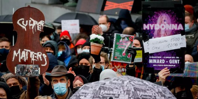 Kulturschaffende demonstrieren in Belgien gegen die erneute Schliessung ihres Sektors. Kulturschaffende