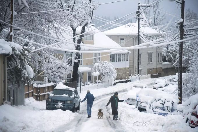 Die Einwohner von Nevada County gehen nur für ganz dringende Geschäfte vor die Tür. Winter Weather California