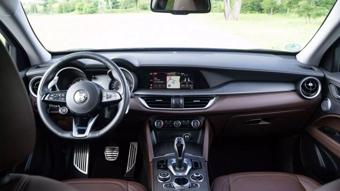 Ein feines Interieur, allerdings mit etwas altbackenem Infotainment Alfa Romeo Stelvio Ti