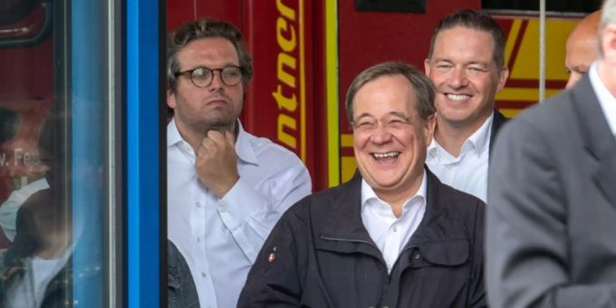 Armin Laschet lacht im Hintergrund Armin Laschet lacht im Hintergrund