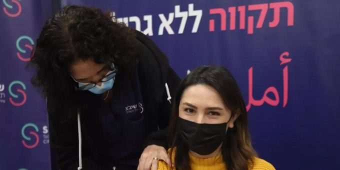 Eine Frau erhält im israelischen Ramat Gan die vierte Dosis des Corona-Impfstoffs. Foto: Gideon Markowicz/JINI/XinHua/dpa Eine Frau erhält im israelischen Ramat Gan die vierte Dosis des Corona-Impfstoffs. Foto: Gideon Markowicz/JINI/XinHua/dpa